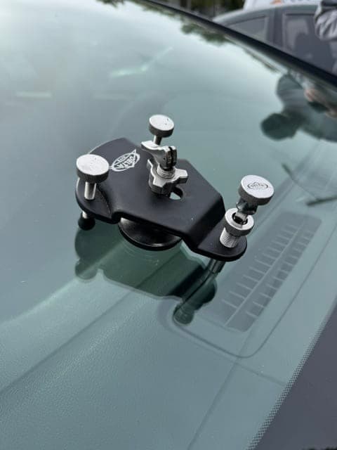 Windshield rock chip repair tool with suction bridge injecting resin into auto glass