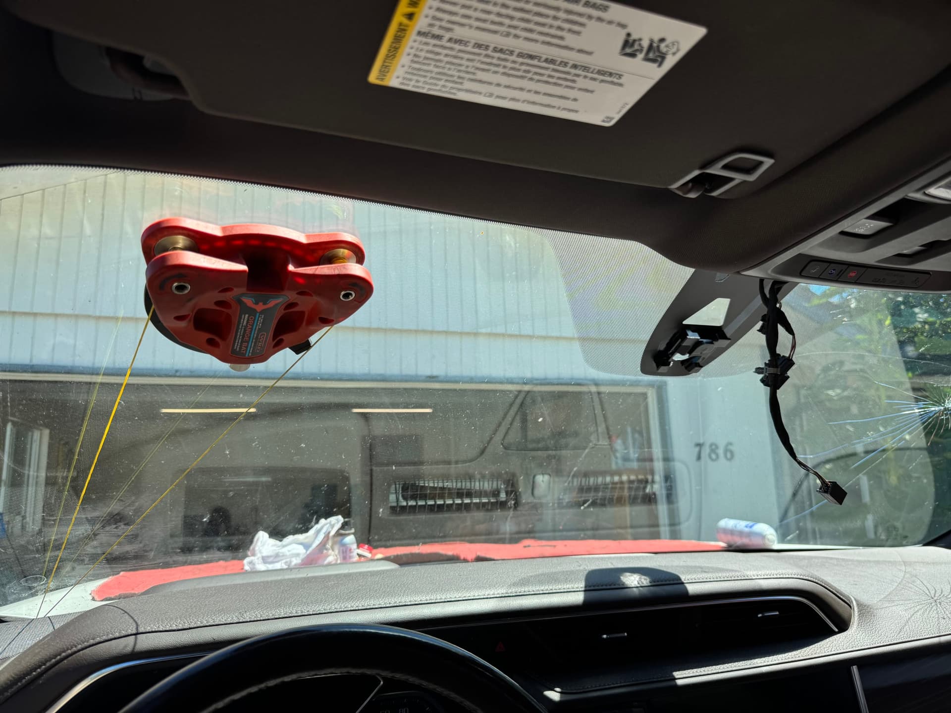 windshield ready to be extracted with a fiber line tool to avoid damaging the vehicle